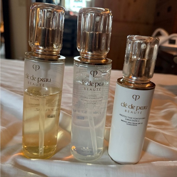 Silver Quilted Cosmetic Bags with Cle de Peau Skincare. - Picture 7 of 9